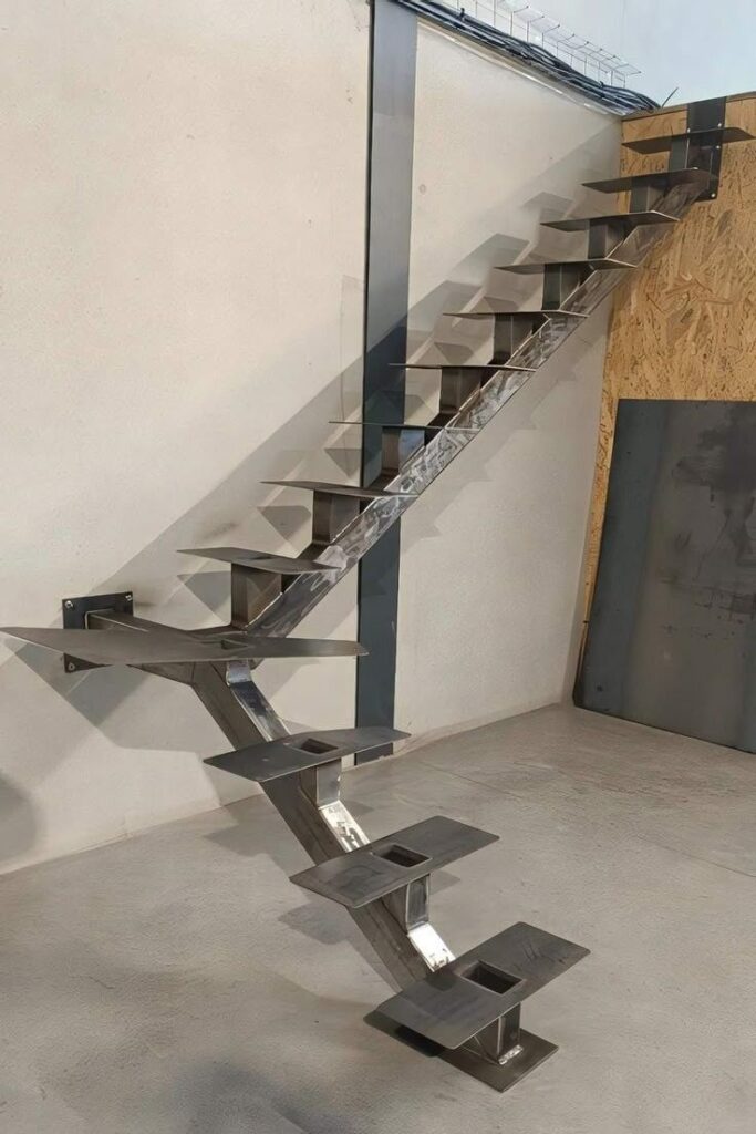 Tempa Tangga Gantung Besi Di Medan